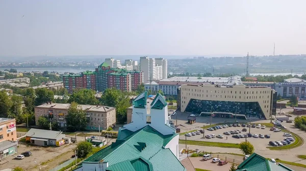 Rusia, Irkutsk - 27 de julio de 2018: Catedral del Inmaculado Corazón de la Madre de Dios. Iglesia católica, iglesia protestante. Estilo arquitectónico - Constructivismo, Desde Dron —  Fotos de Stock