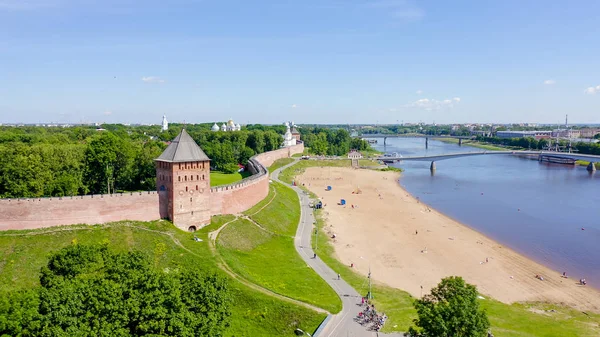 Veliky Novgorod, Rússia. Novgorod Kremlin (Detinets), rio Volkhov. Voo sobre a cidade, De Drone — Fotografia de Stock