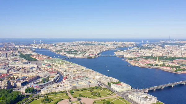 Veduta aerea panoramica del centro della città di San Pietroburgo con tempo limpido e soleggiato, Russia, Da Drone — Foto Stock