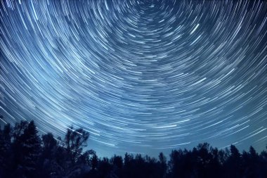 Yıldızlı gökyüzü kutup yıldızı döner. F içinde iz bırak