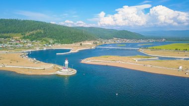 Rusya, Baykal Gölü. Göl kıyısında deniz feneri. Nehri'nin Turk, dron dan ağız 