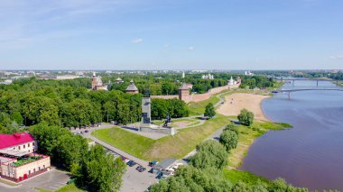 Veliky Novgorod, Rusya. Zafer Anıtı. Novgorod Kremlin (Detinets), Volkhov Nehri, Drone gönderen 