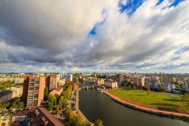 Kaliningrad bulutlu havalarda. Nehir Pregolya, çıkabilir