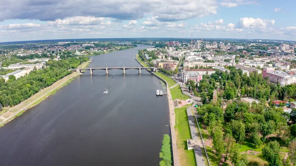 ロシア、トヴェルの街のパノラマ。航空写真。ヴォルガ川、ドローンから — ストック写真