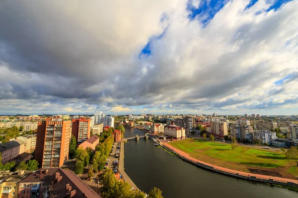Météo nuageuse à Kaliningrad. Rivière Pregolya, Embankment of the — Photo