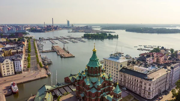Helsinki, Finlandia. Centro de la ciudad vista aérea. Catedral de la Asunción, desde el dron —  Fotos de Stock