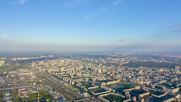 Панорамный вид Санкт-Петербурга с воздуха во время захода солнца. Россия. Спальные районы, от дрона — стоковое фото