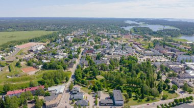 Hamina, Finlandiya. Hava nın açık havakoşullarında havadan şehir merkezinin genel görünümü, Drone'dan 