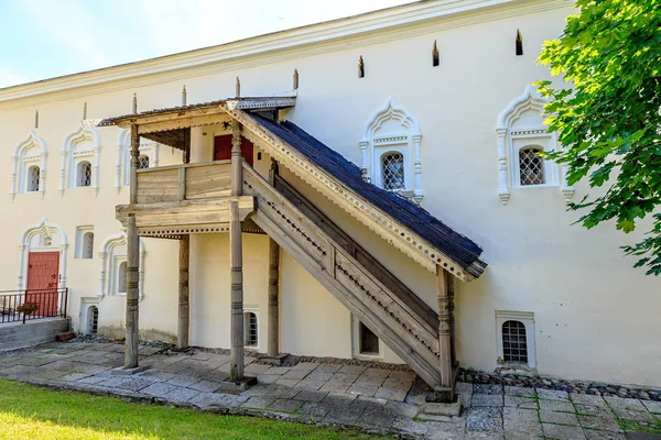 Veliky novgorod, russland - 19. juni 2019: antike hölzerne veranda — Stockfoto