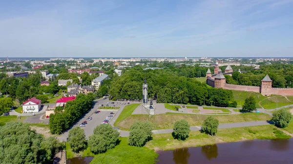 Veliky Novgorod, Rússia. Monumento à Vitória. Novgorod Kremlin (Detinets), rio Volkhov, a partir de Drone — Fotografia de Stock