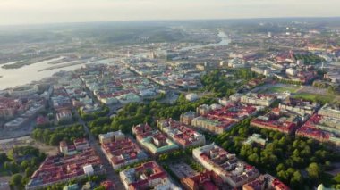 Göteborg, İsveç. Şehrin panoraması ve Goeta Elv nehri. Şehrin tarihsel merkezi. Gün batımı. 4K