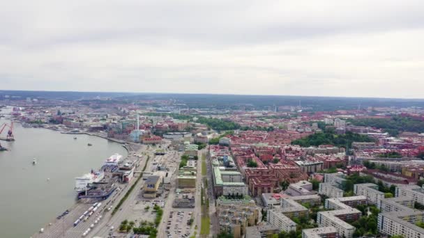 Göteborg, Svédország. Kilátás a városra és a folyóra Goeta Elv. A város történelmi központja. Felhős az idő. 4K — Stock videók