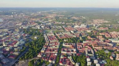 Göteborg, İsveç. Şehrin merkez kısmının panoraması. Gün batımı. 4K