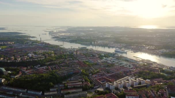 Göteborg, İsveç. StenaLine feribotu nehir boyunca geçiyor. Şehrin panoraması ve Goeta Elv nehri. 4K — Stok video