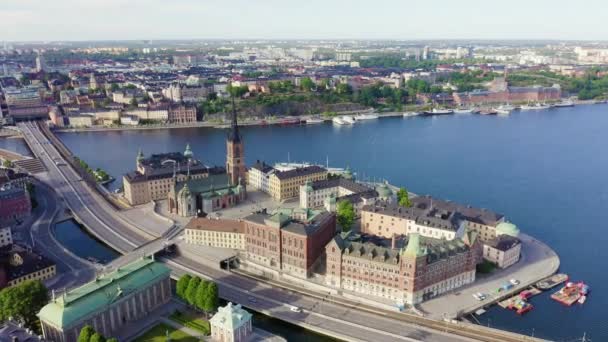 Sztokholm, Szwecja. Stare Miasto - Gamla Stan. Ludzie z Riddarholmen. Widok z lotu ptaka. 4K — Wideo stockowe