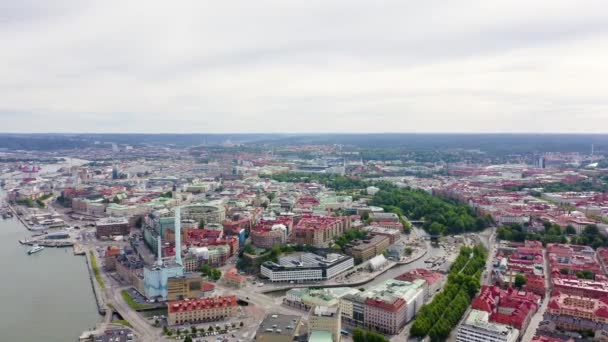 Göteborg, İsveç. Şehrin panoraması ve Goeta Elv nehri. Şehrin tarihsel merkezi. Hava bulutlu. 4K — Stok video