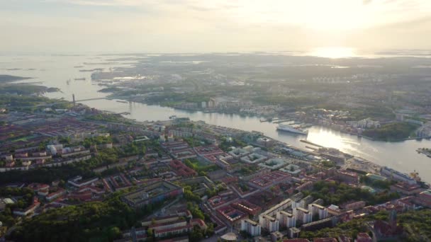 Гётеборг, Швеция. Паром StenaLine проходит вдоль реки. Панорама города и реки Гёта Эльв. 4K — стоковое видео