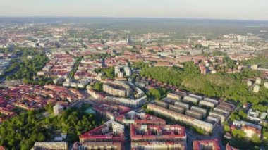 Göteborg, İsveç. Şehrin merkez kısmının panoraması. Gün batımı. 4K