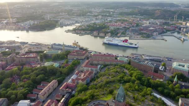 Гетеборг, Швеція. Пором StenaLine проходить вздовж річки. Панорама міста і ріка Гоета Ельв. 4K — стокове відео