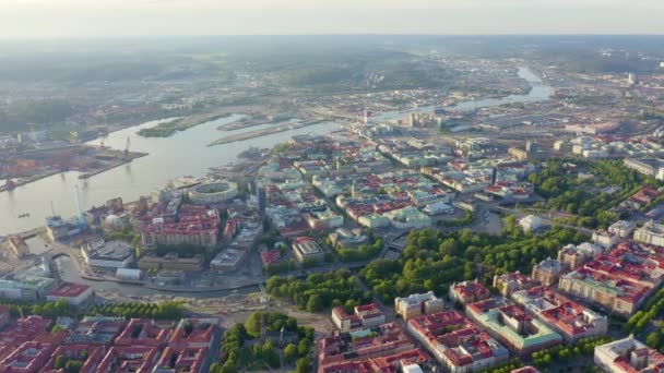 Göteborg, Szwecja. Panorama miasta i rzeki Goeta Elv. Historyczne centrum miasta. Zachód słońca. 4K — Wideo stockowe