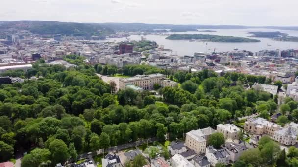 Oslo, Noorwegen. Koninklijk Paleis. Slottsplassen. Paleis park. 4K — Stockvideo