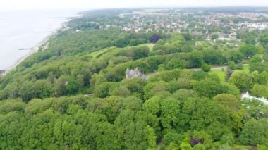İsveç. Öresund Boğazı 'nın kıyısında bir kale. Sofieru. 4K