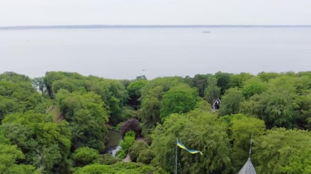 İsveç. Öresund Boğazı 'nın kıyısında bir kale. Sofieru. 4K — Stok video