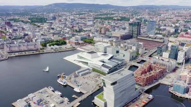 挪威奥斯陆。市中心的空气。奥斯陆峡湾的堤岸奥斯陆歌剧院4K — 图库视频影像