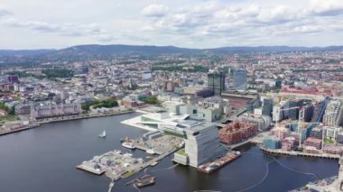 Oslo, Norveç. Şehir merkezi havadan izleniyor. Oslo Fjord seti. Oslo Opera Binası. 4K
