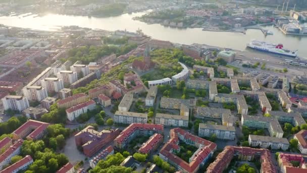 Göteborg, İsveç. StenaLine feribotu nehir boyunca geçiyor. Şehrin panoraması ve Goeta Elv nehri. 4K — Stok video