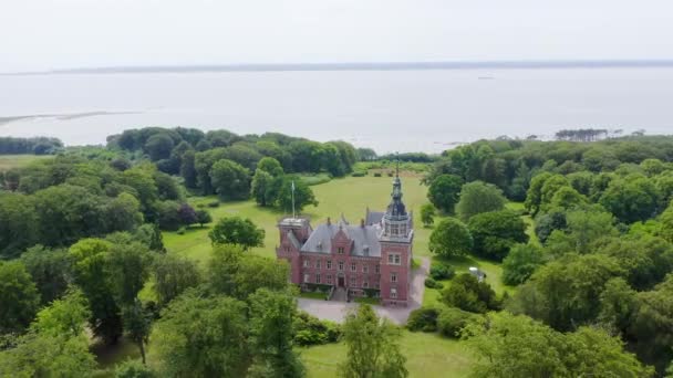 Suède. Château sur les rives du détroit d'Oresund. 4K — Video