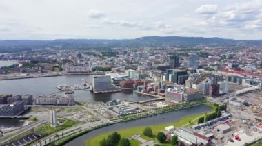 Oslo, Norveç. Şehir merkezi havadan izleniyor. Oslo Fjord seti. Oslo Opera Binası. 4K
