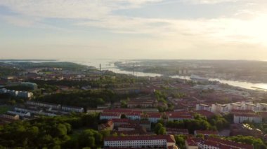 Göteborg, İsveç. Şehrin panoraması ve gemileri olan Goeta Elv nehri. Gün batımı. 4K