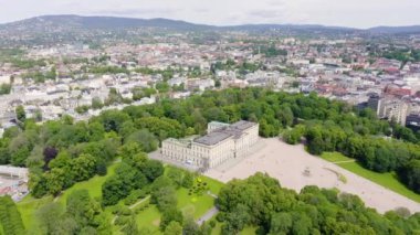Oslo, Norveç. Kraliyet Sarayı. Slottsplassen. Saray parkı. 4K