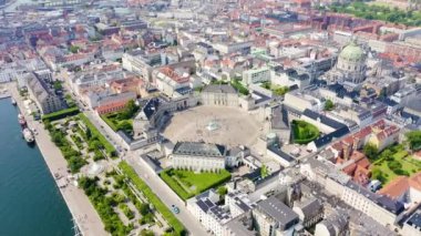 Kopenhag, Danimarka. Amalienborg. Rococo tarzında 13. yüzyılın saray kompleksi. 4K