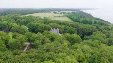 İsveç. Öresund Boğazı 'nın kıyısında bir kale. Sofieru. 4K