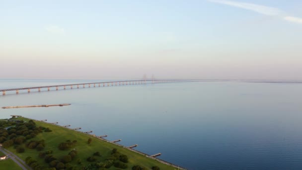 Ponte de Oresund. Uma longa ponte de túnel com uma ilha artificial entre a Suécia e a Dinamarca.. 4K — Vídeo de Stock