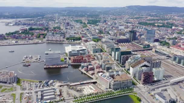 Oslo, Norwegia. Centrum miasta z powietrza. Wał Oslo Fjord. Opera w Oslo. 4K — Wideo stockowe