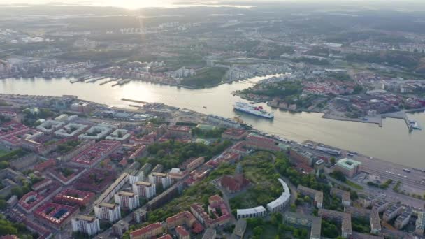Göteborg, İsveç. StenaLine feribotu nehir boyunca geçiyor. Şehrin panoraması ve Goeta Elv nehri. 4K — Stok video