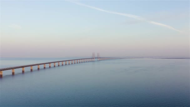 Ponte di Oresund. Un lungo ponte a tunnel con un'isola artificiale tra Svezia e Danimarca . — Video Stock