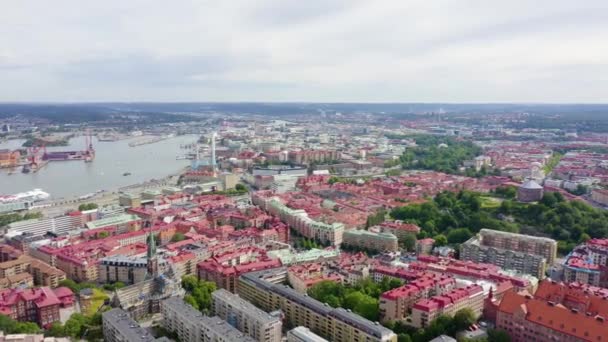Гётеборг, Швеция. Панорама города и реки Гёта Эльв. Исторический центр города. Облачная погода. 4K — стоковое видео