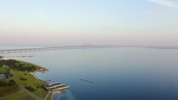 Most Oresund. Długi most tunelowy ze sztuczną wyspą między Szwecją a Danią.. 4K — Wideo stockowe