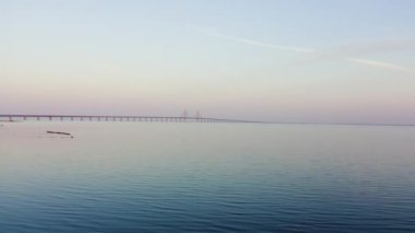 Öresund Köprüsü. İsveç ile Danimarka arasında yapay bir adası olan uzun bir tünel köprüsü.