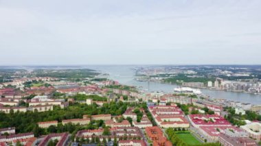 Göteborg, İsveç. Alvsborg Köprüsü. (Elvsborgsbrunn) Şehrin merkezindeki panorama. Hava bulutlu. 4K