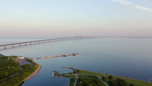 Ponte de Oresund. Uma longa ponte de túnel com uma ilha artificial entre a Suécia e a Dinamarca.. 4K — Vídeo de Stock