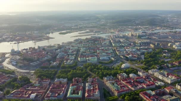 Göteborg, Svédország. Kilátás a városra és a folyóra Goeta Elv. A város történelmi központja. Napnyugta. 4K — Stock videók