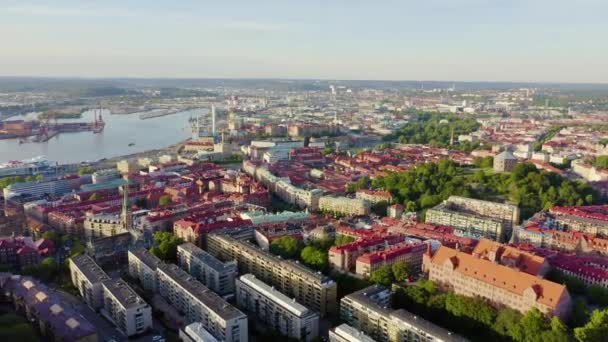 Гётеборг, Швеция. Панорама города и реки Гота Эльв с кораблями. Закат. 4K — стоковое видео
