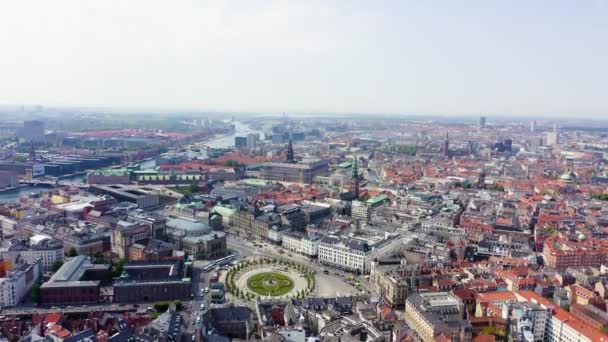 Kodaň, Dánsko. Nové královské náměstí, Christiansborg královský palác. 4k — Stock video