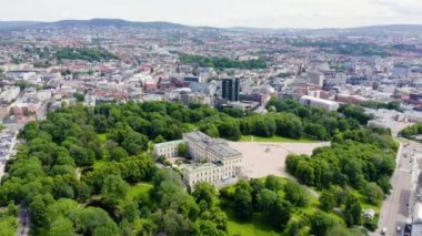 Oslo, Norveç. Kraliyet Sarayı. Slottsplassen. Saray parkı. 4K