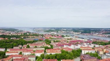 Göteborg, İsveç. Alvsborg Köprüsü. (Elvsborgsbrunn) Şehrin merkezindeki panorama. Hava bulutlu. 4K